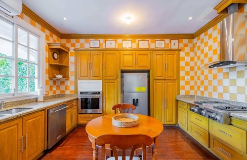 Ancon Apartment | Phenomenal 3BR House with Balcony in Ancon