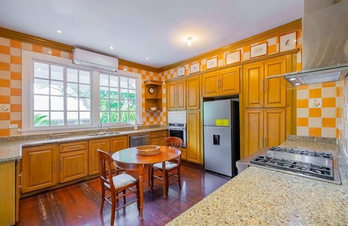 Ancon Apartment | Phenomenal 3BR House with Balcony in Ancon