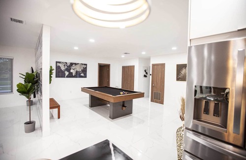 Ojus Villa | Phenomenal 6 BR Tennis Court Villa | BKT+Soccer CT+Pool