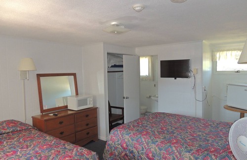 Charlestown Hotel | Phil & Anns Sunset Motel