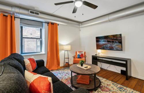 Almont Apartment | Philly Apartment Old City King Bed Walkable to Sites