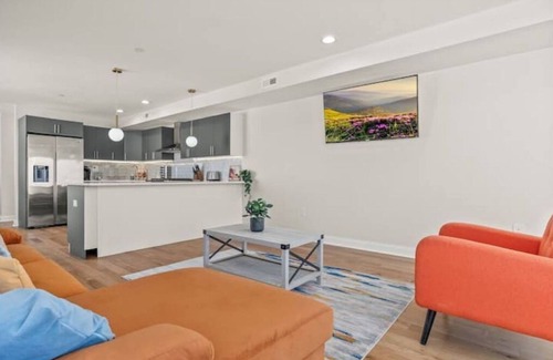South Philadelphia Apartment | Philly Skyline View Home w/Hot Tub & Games
