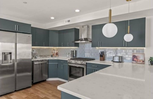 South Philadelphia Apartment | Philly Skyline View Home w/Hot Tub & Games