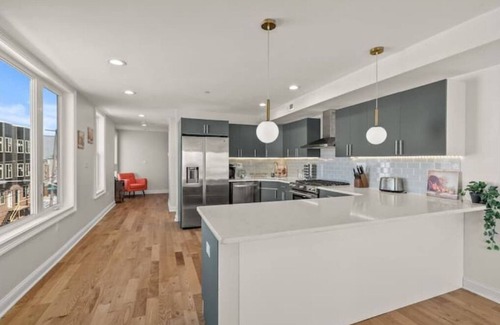 South Philadelphia Apartment | Philly Skyline View Home w/Hot Tub & Games