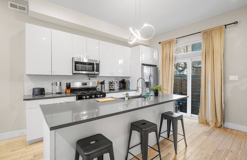South Philadelphia House | Philly skyline with rooftop jacuzzi