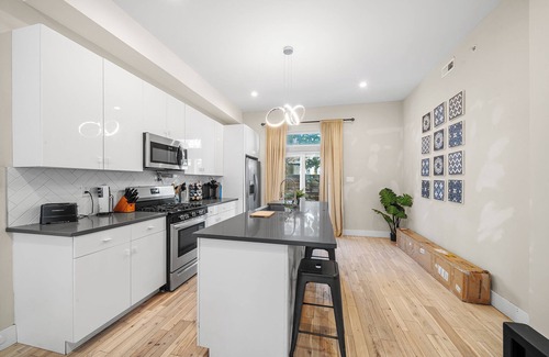 South Philadelphia House | Philly skyline with rooftop jacuzzi