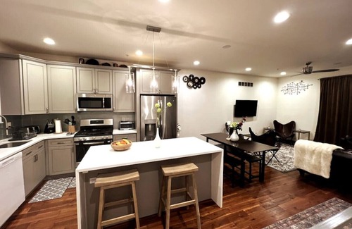 West Poplar House | Philly Town House: 12 Min walk to Center City