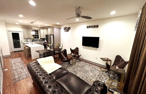West Poplar House | Philly Town House: 12 Min walk to Center City