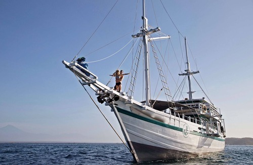 Labuan Bajo Boat Rental | Phinisi Fortune Komodo Journey 5 Pax