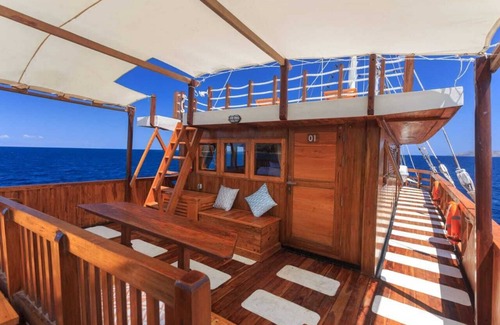 Labuan Bajo Boat Rental | Phinisi Hena Komodo Journey 12 Personer