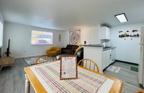 Hillcrest Apartment | Phoebe's Place - A Friends' Inspired Escape