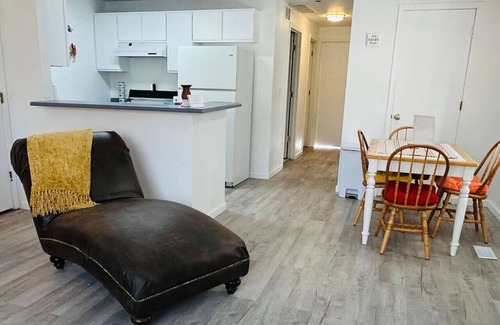 Hillcrest Apartment | Phoebe's Place - A Friends' Inspired Escape