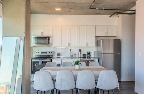 Downtown Phoenix Apartment | Phoenix Getaway+3BR+75"SmartTV+Pool+Downtown+Gym