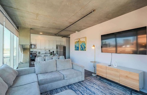 Downtown Phoenix Apartment | Phoenix Getaway+3BR+75"SmartTV+Pool+Downtown+Gym