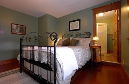 Stettler Bed & Breakfast | Phoenix House B&B