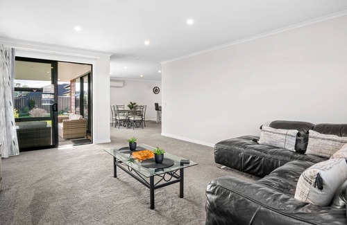 Lowburn House | Phoenix Peace - Cromwell Holiday Home