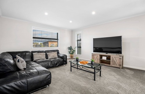 Lowburn House | Phoenix Peace - Cromwell Holiday Home