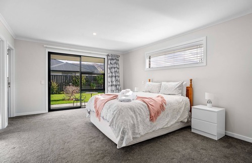 Lowburn House | Phoenix Peace - Cromwell Holiday Home