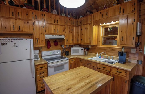 Lansing Cabin | Phoenix Rising + Views + Private + Wi-Fi + Minutes to Lansing