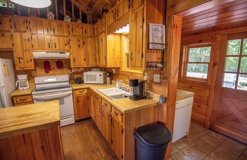 Lansing Cabin | Phoenix Rising + Views + Private + Wi-Fi + Minutes to Lansing