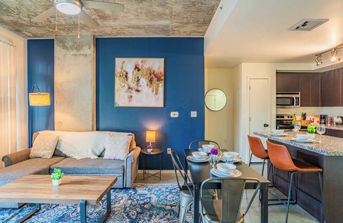 Evans Churchill Apartment | PHX Downtown Stay | Pool + Gym + Free Parking & W/D