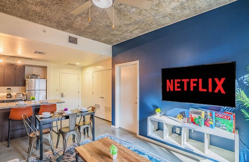 Evans Churchill Apartment | PHX Downtown Stay | Pool + Gym + Free Parking & W/D