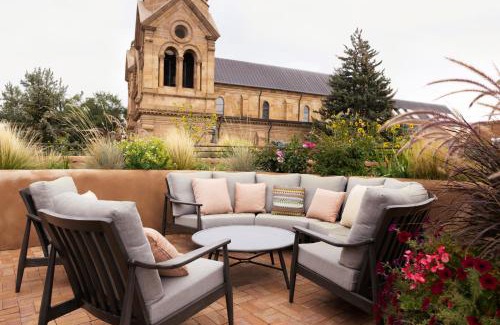 Downtown Santa Fe Hotel | Piñon Court by La Fonda