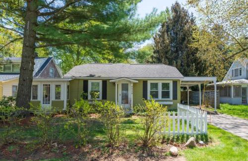 Douglas House | Piccolo Cottage - Great Location - Walking distance to Douglas Beach!