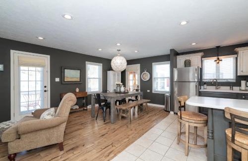 Douglas House | Piccolo Cottage - Great Location - Walking distance to Douglas Beach!