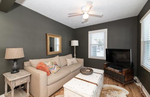 Douglas House | Piccolo Cottage - Great Location - Walking distance to Douglas Beach!