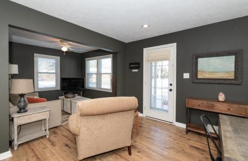 Douglas House | Piccolo Cottage - Great Location - Walking distance to Douglas Beach!
