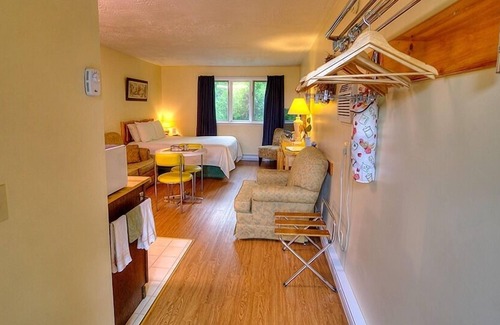 St. Andrews Hotel | Picket Fence Motel