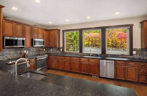 Leavenworth Cabin | Pickleball and Private Swimming Pool - Heated Year-Round!