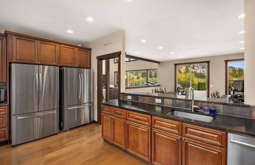 Leavenworth Cabin | Pickleball and Private Swimming Pool - Heated Year-Round!