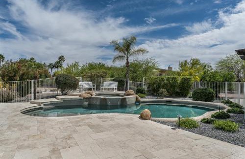 Paradise Heights House | Pickleball Cornhole Basketball Court Tons of space at Paradise Heights Retreat