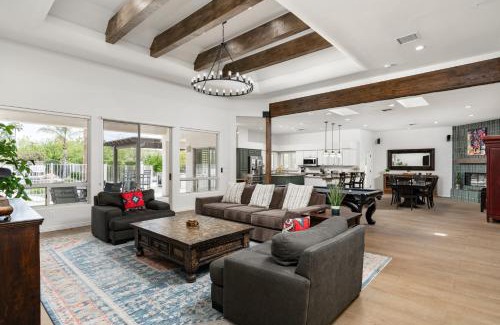 Paradise Heights House | Pickleball Cornhole Basketball Court Tons of space at Paradise Heights Retreat