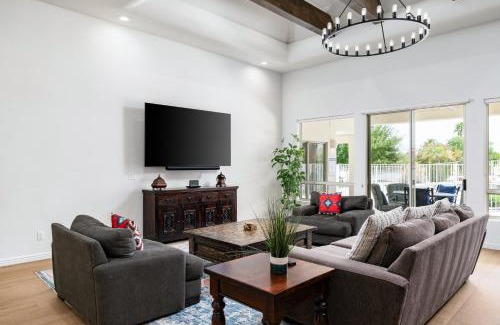 Paradise Heights House | Pickleball Cornhole Basketball Court Tons of space at Paradise Heights Retreat