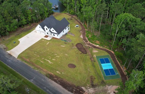 Chapin Apartment | Pickleball Court + Hot Tub + Much More! Sleeps 16