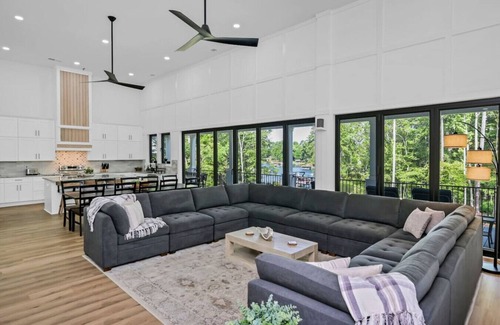 Chapin Apartment | Pickleball Court + Hot Tub + Much More! Sleeps 16