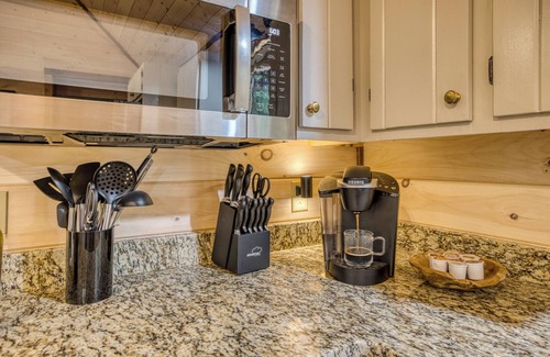 Blue Ridge Cabin | Pickleball in the Woods-Sauna-Hot tub-Firepit-Near Downtown