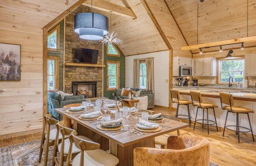 Blue Ridge Cabin | Pickleball in the Woods-Sauna-Hot tub-Firepit-Near Downtown
