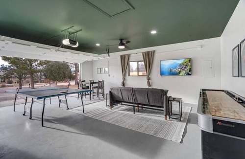 Park Vista House | Pickleball Palace! Courts & Games & Hot Tub & BBQ!
