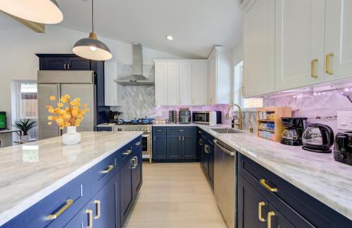 Northside House | Pickleball Paradise Retreat - 4 Bedrooms, 2,5 Baths - Houston Downtown, Houston Heights - Pickleball and Basketball Court, Pool, miniGolf, Karaoke, Fire Pit, BBQ, Billiards, Ping Pong, Hockey, King Bed