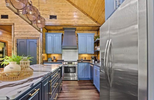 Broken Bow Cabin | Pickleball | Pet Friendly | Heated & Chilled Pools
