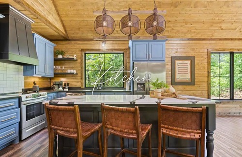 Broken Bow Cabin | Pickleball | Pet Friendly | Heated & Chilled Pools