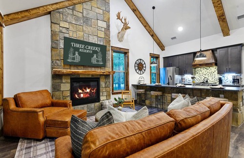 Broken Bow House | Pickleball, Pool, Splash Fountain ,Clubhouse , Walking Trails , Basketball