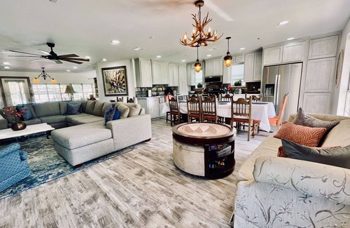 Granbury House | ❤️ Pickleball, Pool Table, Ping Pong, 4Bd 2bath quiet edition on FW side of town!