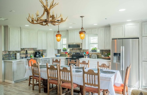 Granbury House | ❤️ Pickleball, Pool Table, Ping Pong, 4Bd 2bath quiet edition on FW side of town!