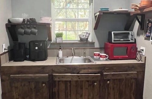 Granbury Cabin | Pickleball! Western Cabin Pet Friendly Sleeps 4