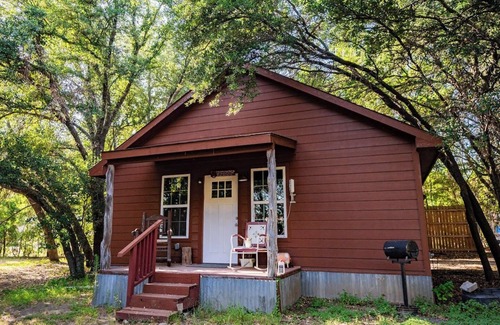 Granbury Cabin | Pickleball! Western Cabin Pet Friendly Sleeps 4